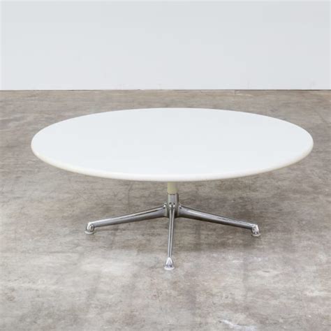 The eames ctw coffee table and matching chairs were also replicated with metal legs and so named the ctm, dcm and lcm. Eames round coffee table for Herman Miller | BarbMama