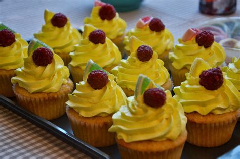 Best lemon cupcakes with lemon curd & lemon buttercream. The Sugary Shrink: A Lemon Cupcake Decorating Workshop