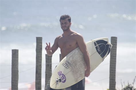 EGO Klebber Toledo exibe a boa forma em dia de surf notícias de Famosos