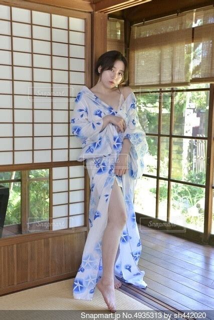 和室にてはだけた浴衣姿でポーズをとる若い女性の写真・画像素材[4935313] snapmart（スナップマート）