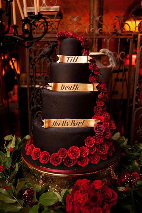 35 Elegant And Spooky Halloween Wedding Ideas Halloween Wedding Cakes