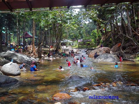 Air terjun jumog merupakan salah satu destinasi wisata yang berada di lereng gunung lawu karanganyar. PERCUTIAN MEREHATKAN DIRI DI AIR TERJUN KALUMPANG ...