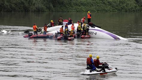 Transasia Plane Crashes Into Taiwan River Up To 23 Dead Video — Rt