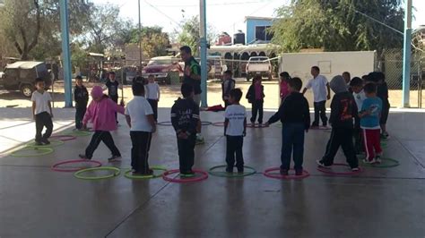 Este juego se realiza en la escuela primaria. Juego: "Aros cooperativos", juev/06/feb/2014 - YouTube