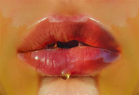 Lábios Sexy Conceito De Tentação Sabor Doce No Corpo Da Fêmea Boca Fechada Lábios No Mel Beijo