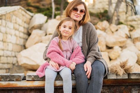 Linda Madre E Hija Posando Al Aire Libre Foto Gratis