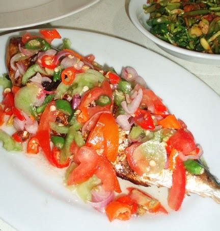 Selain ayam, anda juga dapat menambahkan ikan sebagai pelengkap makanan anda. International Recipes: Grilled Fish Sambal Dabu-dabu (Ikan Bakar Sambal Dabu-dabu)
