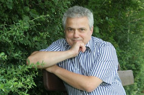 Gabriel mojay brit aromaterapeuta szerint ez a virágos, édes, friss, érzéki aroma különösen ajánlott mély lelki fájdalmak esetén, főleg akkor, ha árulás vagy elutasítás miatt sérül. Vágó István: Rózsa György megsértődött a világra | nlc