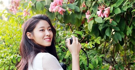 Seolhyun Streams Live Video With No Makeup Wearing Just A White Shirt Koreaboo