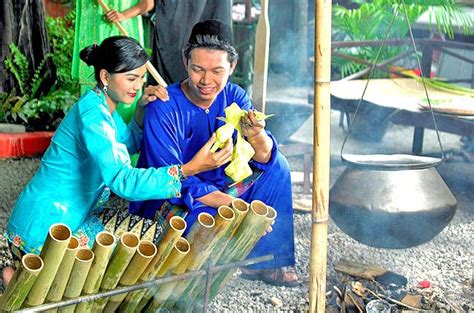 It is a day off for the general population, and schools and most businesses are closed. Hari Raya Aidilfitri is the most joyful of Muslim ...
