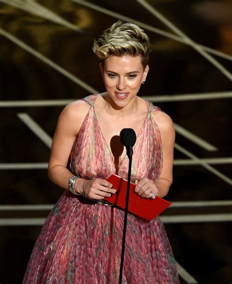 Oscars 2017 Scarlett Johansson Serves Up The Unexpected In Azzedine