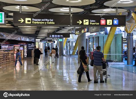 Terminal Do Aeroporto Aeroporto De Madrid Barajas — Fotografia De