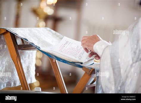 Orthodoxe Priester liest ein Gebet Stockfotografie - Alamy