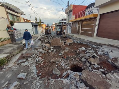 Repara Obras Públicas Enorme Socavón En La Calle Fresnos