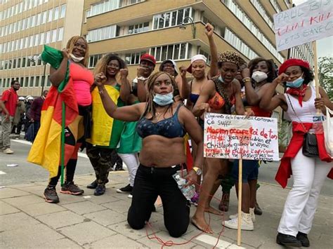 Il s'agit de la première manifestation conviée à bruxelles, via les réseaux sociaux, sans meneur revendiqué. MANIFESTATION DES AMAZONES DÉNUDÉES DE BRUXELLES : LES ...