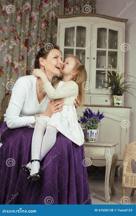 Madre Joven Con La Hija En El Vintage Interior Casero De Lujo Foto De