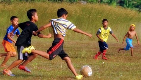 Komitmen Majukan Sepak Bola Pemdes Karangcangkring Bangun Lapangan