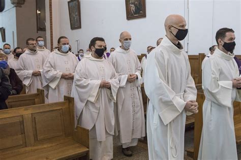 O 19.00 transmisja online mszy wieczerzy pańskiej. Msza św. pogrzebowa śp. Macieja Zięby OP - zdęcia ...