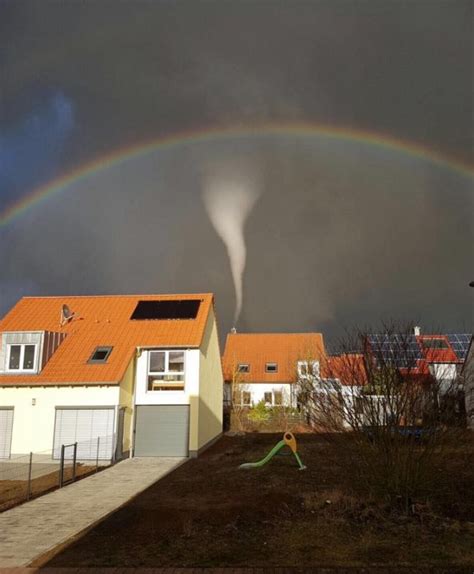 Ein heftiger tornado zog über deutschland (michel) und zerstörte sämtliche häuser und knickte bäume. Early season tornado near Würzburg, Germany