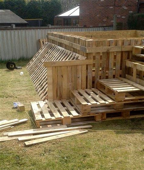 Build A Swimming Pool Out Of 40 Pallets Easy Pallet Ideas Backyard Pool Landscaping
