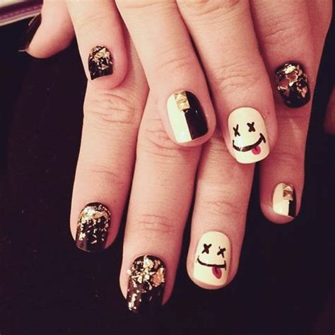 White And Black Nails With Smiley Face Dilloalosai