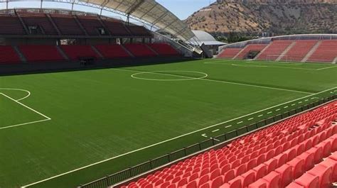 Historical capacity of the stadium stood at around 10,000 people, though record high of 16,000 is listed in the books. Unión La Calera renovó su estadio | Epicentro Chile