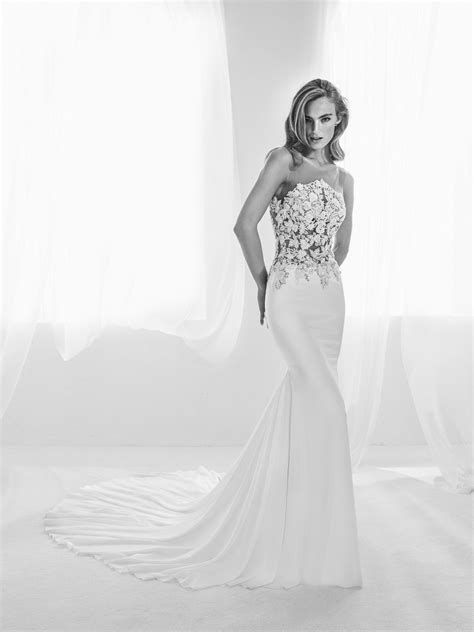 Atelier Pronovias Style Ralisa Provocativness And Sensuality Are Personified Into A Dr