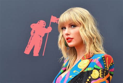 What Is Taylor Swifts Net Worth And How Does She Spend Her Money