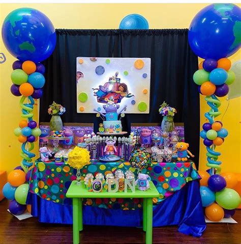 Both the bottles and the glasses can be decorated, and bright motifs can be put up, for example, with gold cardboard to give. Boov party theme. Dreamworks home. | Boov Birthday ...