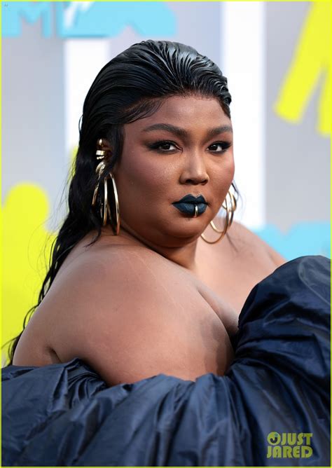 Lizzo Made A Hilarious Comment About Her Dress For Mtv Vmas 2022 See