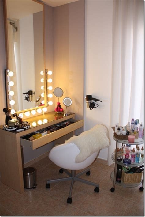 I only use the round mirror for putting on makeup. 20 Incredible Makeup Vanity Table Ideas - Decor Units