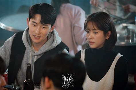 One spring night is not that kind of show; Jung Hae In Can't Take His Eyes Off Of Han Ji Min In "One ...