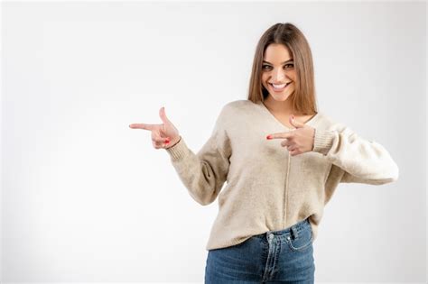 Mulher Sorrindo E Apontando Copyspace Isolado Sobre O Branco Foto Premium