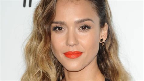 Vidéo Jessica Alba En Total Look Noir Et Sexy Pour Les Spike Tv