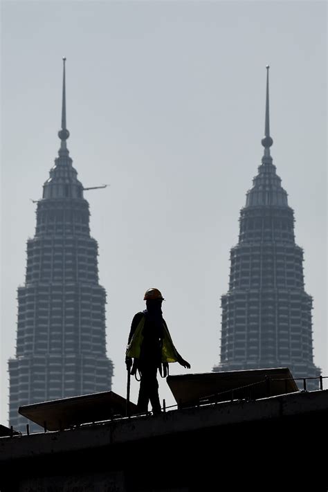 Mengikut statistik terbaru yang dikeluarkan oleh bank negara dalam laporan tahun 2016, kadar pengangguran di malaysia. Kadar Pengangguran Mei Terus Meningkat Kepada 5.3% - Rnggt
