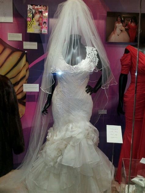 I never thought i'd be the one who knew exactly what i like, but i've been pretty on top of it. other favorites included suzannah at 5/1 and jenny packham at. Wedding dress | la gran señora jenni rivera | Pinterest ...
