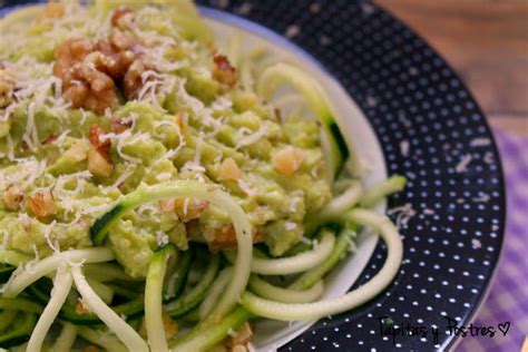 Espaguetis de calabacín con pesto de aguacate 101Blog de Cocina