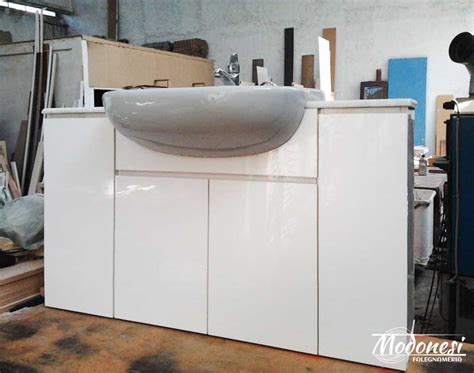 Mobili bagno su misura in legno di fattura artigianale mobile bagno mobili bagno su misura esistono di svariate forme e qualità. Mobile bagno su misura in acrilico bianco per casa a Milano