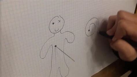 Un juego ideal para jugar con boli y papel, en este caso para dos jugadores que se enfrentan entre si por turnos. El sencillo truco de magia con un boli, un cuaderno y una ...