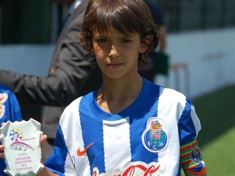 Assista ao vídeo mais recente de joaofelix79 (@joaofelix79). João Félix, a história do miúdo que cresceu muito depressa | MAISFUTEBOL