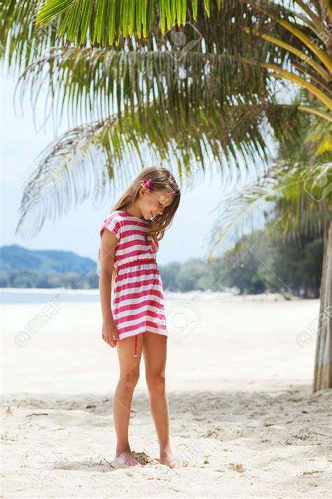 ans fille de repos sur la plage de palmiers tropicaux en Thaïlande en été Plage de palmiers