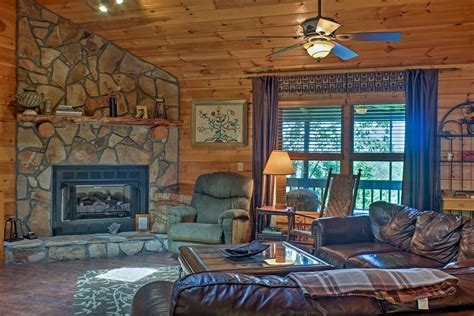 Cozy Ellijay Cabin W Hot Tub And Game Room Has Balcony And Mountain