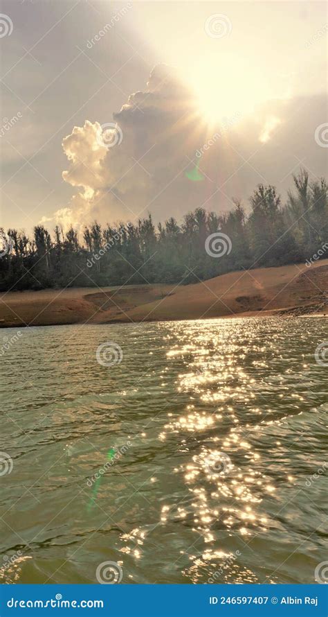 Hermosa Vista Del Lago Pykara Ooty Tamilnadu Durante La Puesta De Sol