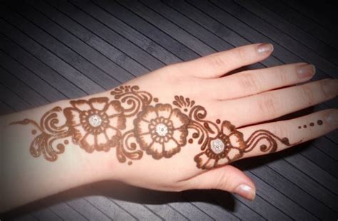 Imple and beautiful shuruba designs : 25 Beautiful Mehndi Designs for beginners that you can try ...