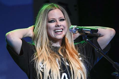 Avril Lavigne De Retour En France Pourquoi La Croit On Morte Depuis