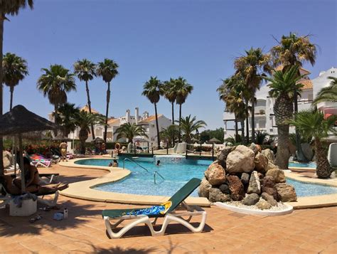 Alquila con plena confianza directamente de propietarios. Alquiler apartamento en Roquetas de Mar, Andalucía con piscina común y acceso a internet - Niumba