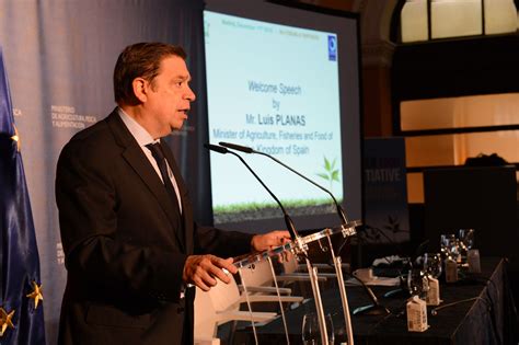 Luis Planas subraya el valor de los suelos saludables en la producción