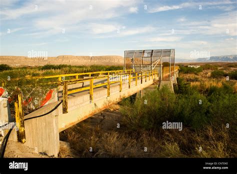 The Abandoned International Bridge At La Linda Tx Stock Photo Alamy