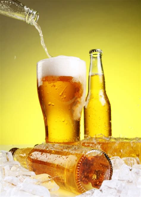 Cerveja Está Derramando Em Vidro Foto Grátis