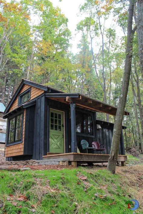 Simple Living In Tiny Cabin With Bedroom And Porch Tiny Cabins Small